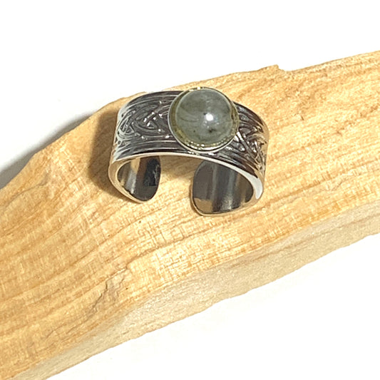 Bague ajustable en acier inoxydable argenté, ornée d’une envoûtante Labradorite. Pierre de protection et d’intuition, elle agit comme un bouclier énergétique et favorise l’équilibre intérieur