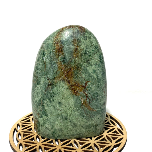 Bloc de chrysoprase naturelle aux nuances de vert tendre et marron, symbole de renouveau et d'harmonie