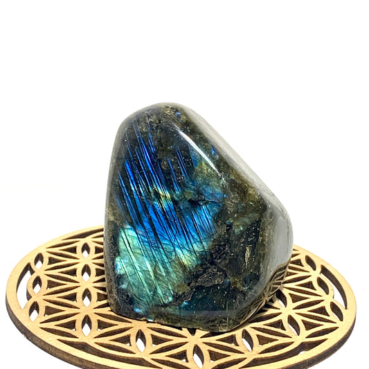 Bloc de labradorite brute aux reflets chatoyants de bleu, parfait pour équilibrer et renforcer l'aura