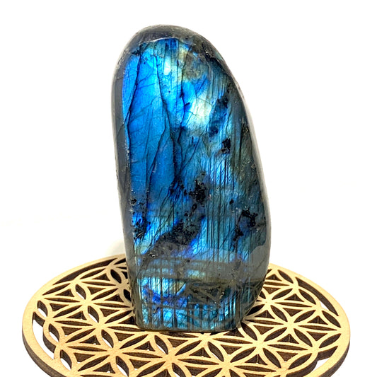 Bloc de labradorite brute aux reflets chatoyants de bleu, parfait pour équilibrer et renforcer l'aura