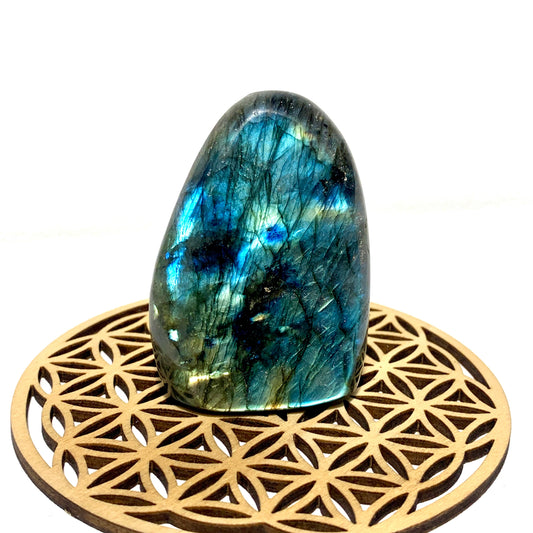 Bloc de labradorite brute aux reflets chatoyants de bleu, parfait pour équilibrer et renforcer l'aura