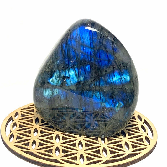 Bloc de labradorite brute aux reflets chatoyants de bleu, parfait pour équilibrer et renforcer l'aura