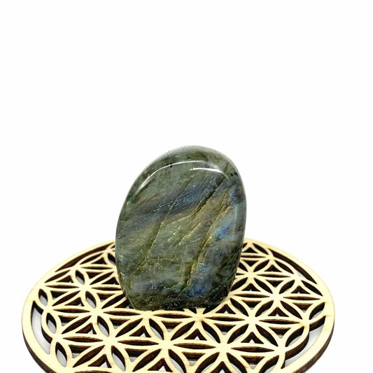 Bloc de labradorite  aux reflets chatoyants de bleu, parfait pour équilibrer et renforcer l'aura