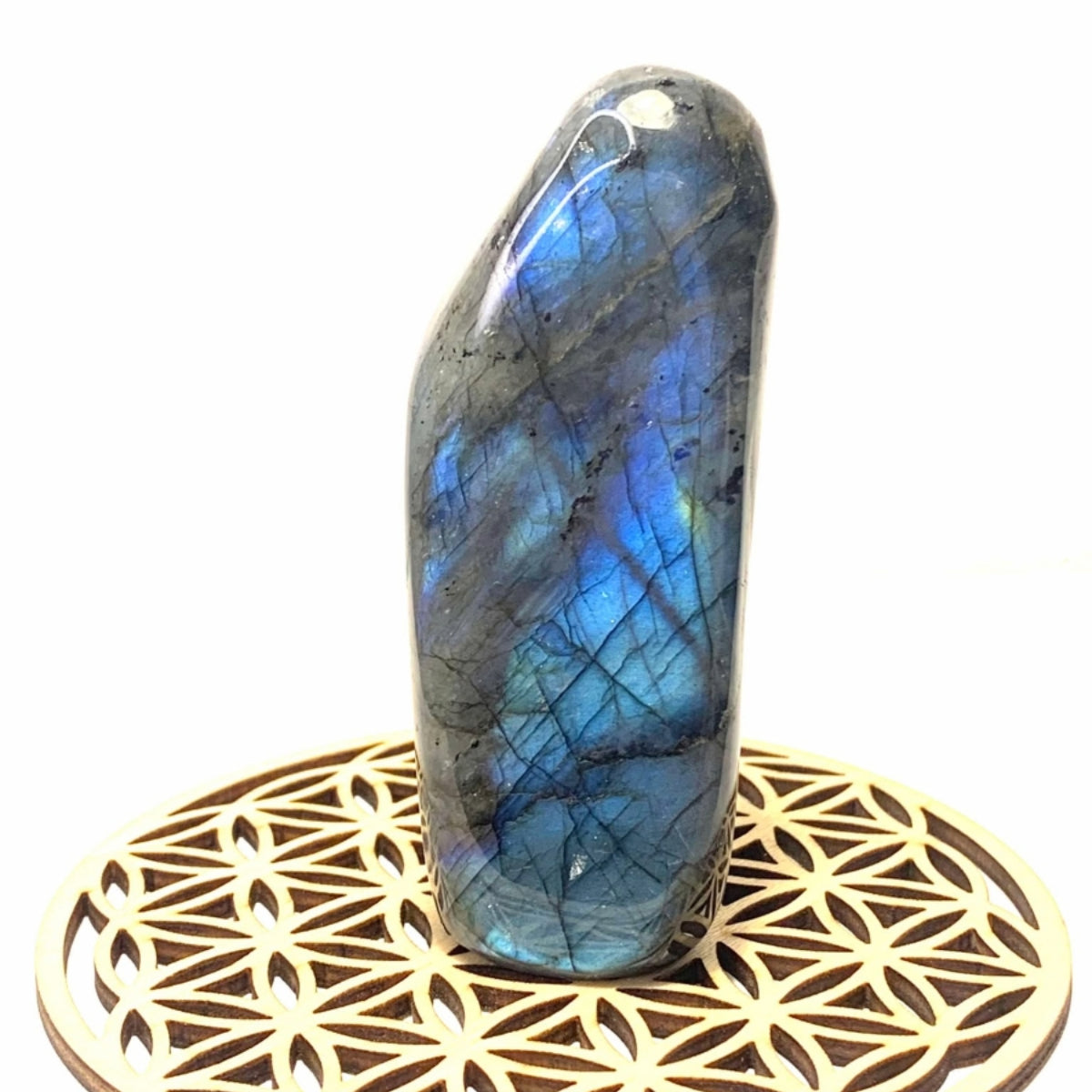 Bloc de labradorite  aux reflets chatoyants de bleu, parfait pour équilibrer et renforcer l'aura