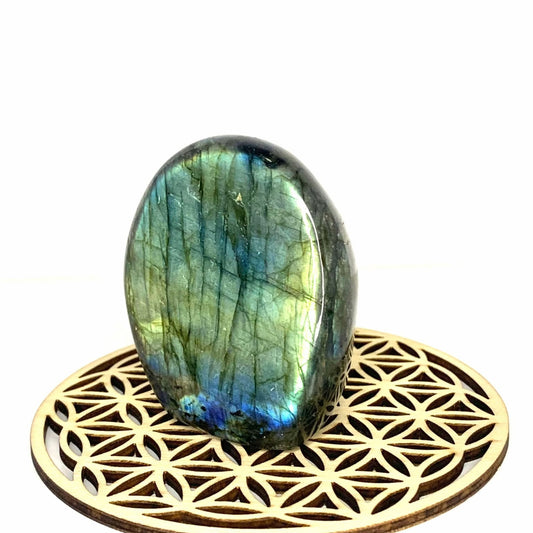 Bloc de labradorite  aux reflets chatoyants de bleu, vert parfait pour équilibrer et renforcer l'aura