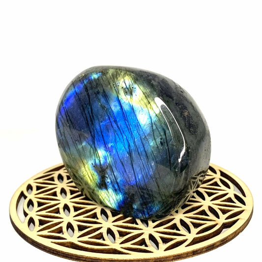 Bloc de labradorite  aux reflets chatoyants de bleu, parfait pour équilibrer et renforcer l'aura