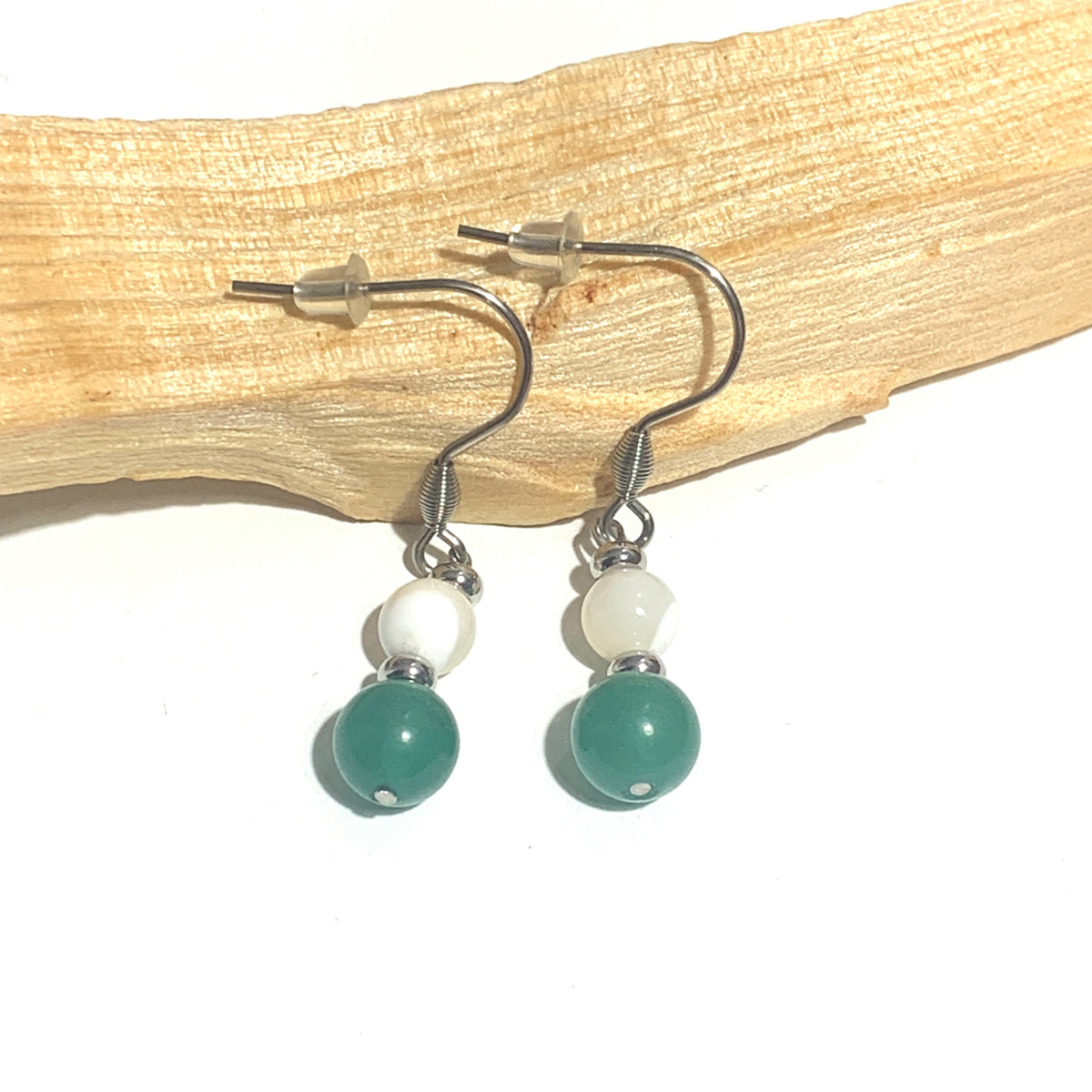 Boucles d'oreilles pendantes en acier inoxydable avec aventurine verte et nacre. Un bijou élégant aux nuances naturelles pour une touche de douceur et d'harmonie