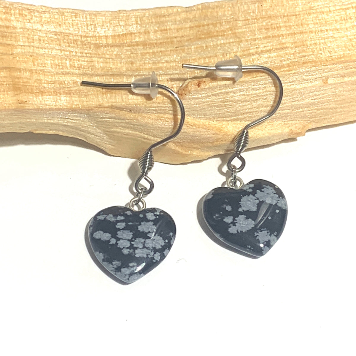 Boucles d'oreilles pendantes en acier inoxydable avec obsidienne flocon de neige. Un bijou élégant et protecteur, symbolisant équilibre et clarté