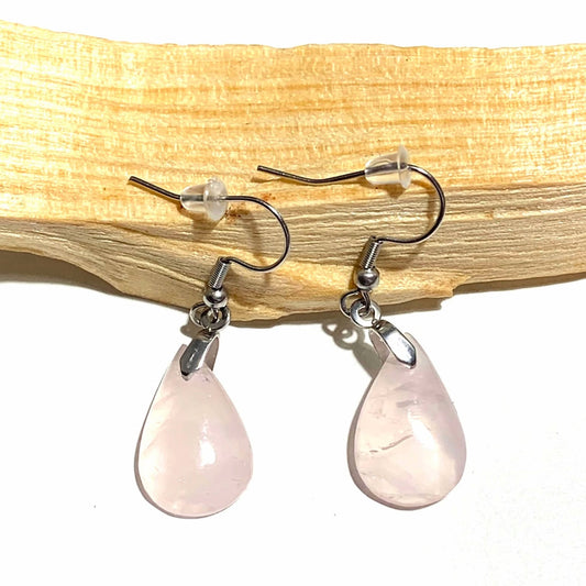 Boucles d’oreilles pendantes en acier inoxydable, ornées de quartz rose. Élégance et douceur réunies dans un bijou féminin et apaisant