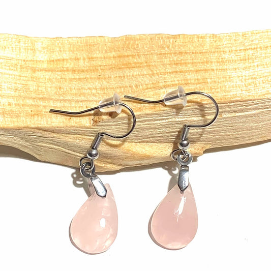 Boucles d’oreilles pendantes en acier inoxydable, ornées de quartz rose. Élégance et douceur réunies dans un bijou féminin et apaisant