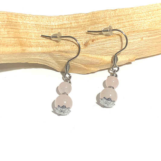 Boucles d'oreilles pendantes en acier inoxydable avec quartz rose. Un bijou doux et apaisant, symbole d'amour et de sérénité