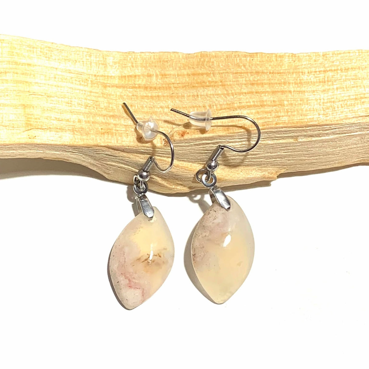 Boucles d’oreilles pendantes en acier inoxydable, ornées d’agate fleur. Un bijou délicat et naturel, idéal pour allier élégance et sérénité