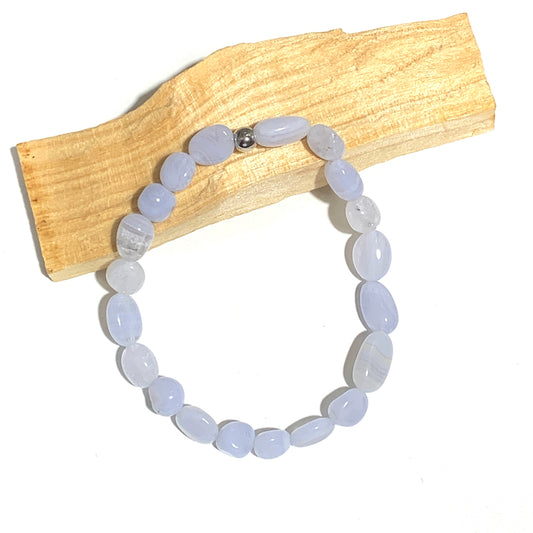 Bracelet en agate blue lace, une pierre douce et apaisante, idéale pour calmer l'esprit, réduire le stress et favoriser l'expression claire et authentique de soi