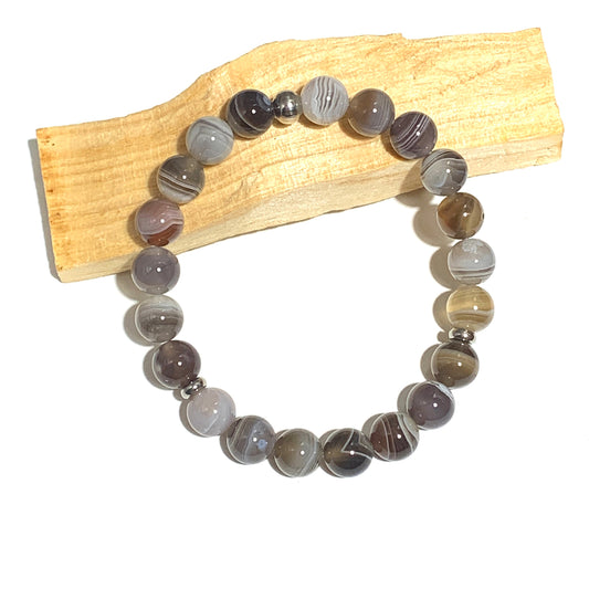 Bracelet en agate Botswana aux nuances marron, gris, une pierre douce et réconfortante qui favorise l'apaisement émotionnel et la sérénité intérieure