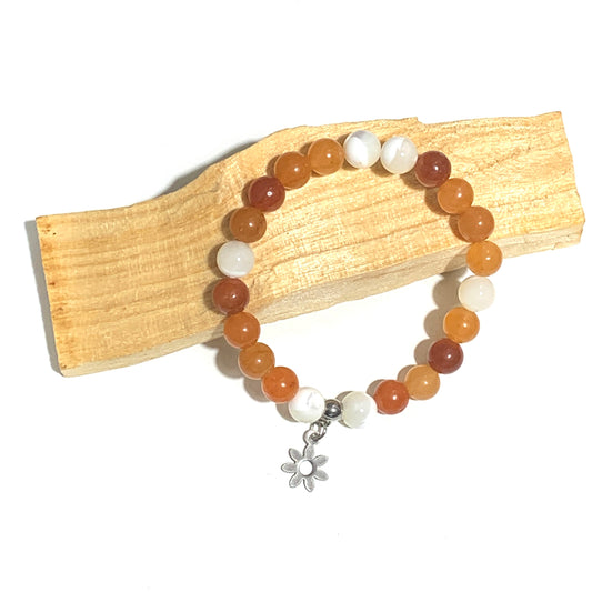 Bracelet en aventurine orange et nacre, une combinaison parfaite pour stimuler la créativité, la confiance en soi et apporter une énergie douce et apaisante