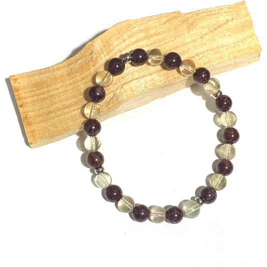 Ce bracelet en grenat et citrine 6mm associe les énergies puissantes du grenat, stimulant la vitalité et la confiance en soi, à la lumière de la citrine, qui favorise la joie et la réussite. Une combinaison parfaite pour nourrir votre énergie et attirer le succès