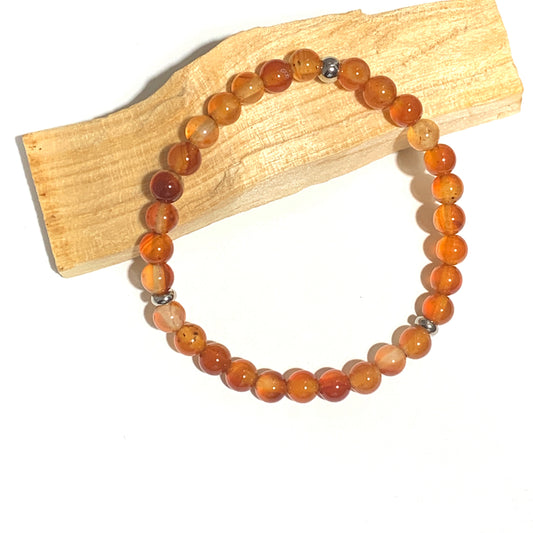 Ce bracelet en cornaline 6mm, d’un magnifique orange éclatant, vous apporte vitalité, motivation et confiance en vous. Une pierre idéale pour dynamiser votre quotidien