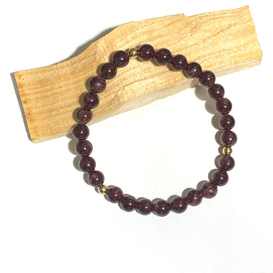 Ce bracelet en grenat 6mm, d’un rouge profond et vibrant, stimule la passion, la vitalité et la confiance en soi. Une pierre puissante pour renforcer votre énergie et vous ancrer dans la réussite