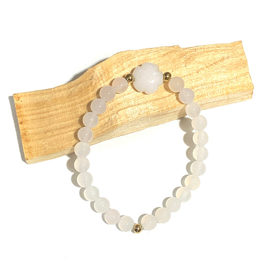 Ce bracelet en jade blanc 6mm, symbole de pureté et d’équilibre, favorise la sérénité, l’harmonie et la guérison. Une pierre idéale pour apaiser l’esprit et renforcer votre bien-être intérieur