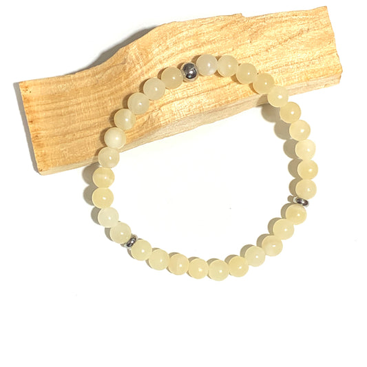 Ce bracelet en jade jaune 6mm, aux teintes douces et chaleureuses, favorise la prospérité, l’équilibre et la joie de vivre. Une pierre idéale pour attirer l’abondance et nourrir l’harmonie intérieure