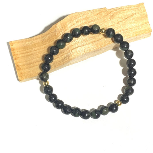 Ce bracelet en jaspe kambaba 6mm, avec ses motifs uniques et apaisants vert et noir, favorise l’ancrage, la protection et l’équilibre émotionnel. Une pierre idéale pour apporter sérénité et stabilité dans votre quotidien