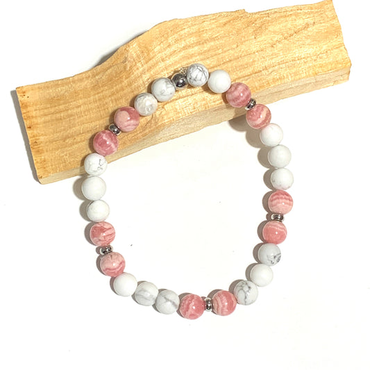 Ce bracelet en rhodochrosite et howlite 6mm, alliant douceur et apaisement, aux couleurs roses et blanches, favorise l'amour de soi, la guérison émotionnelle et la sérénité intérieure. Une combinaison idéale pour apaiser le cœur et calmer l'esprit