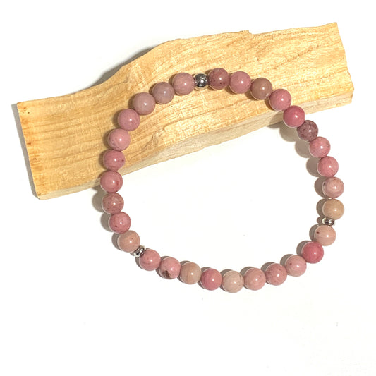 Ce bracelet en rhodonite 6mm, aux teintes roses et noires, favorise l’harmonie émotionnelle, la guérison du cœur et l’équilibre intérieur. Une pierre idéale pour apaiser les blessures émotionnelles et encourager l’amour de soi