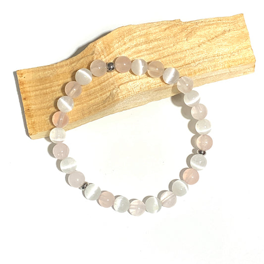 Ce bracelet en quartz rose et sélénite 6mm, aux douces teintes pastel, favorise l’amour inconditionnel, la paix intérieure et la clarté spirituelle. Une combinaison parfaite pour apaiser l'esprit et ouvrir le cœur