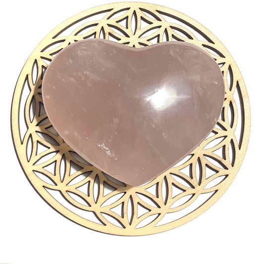 Cœur de Quartz Rose aux nuances tendres et apaisantes. Une pierre d’amour et de douceur, idéale pour cultiver l’harmonie émotionnelle et la confiance en soi