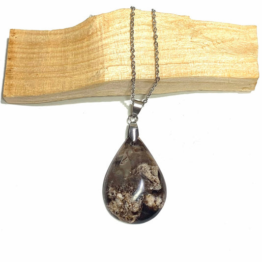 Collier en acier inoxydable avec pendentif en agate noire, une pierre naturelle profonde aux vertus protectrices et stabilisantes, idéale pour l’ancrage et la confiance en soi