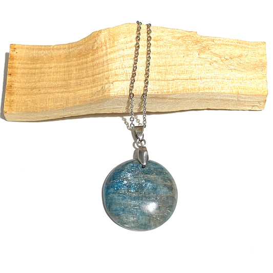 Collier en acier inoxydable avec pendentif en apatite bleue, une pierre de communication et de clarté mentale