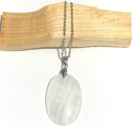 Collier en acier inoxydable avec pendentif en aragonite blanche, une pierre de purification et d'harmonie pour l'esprit
