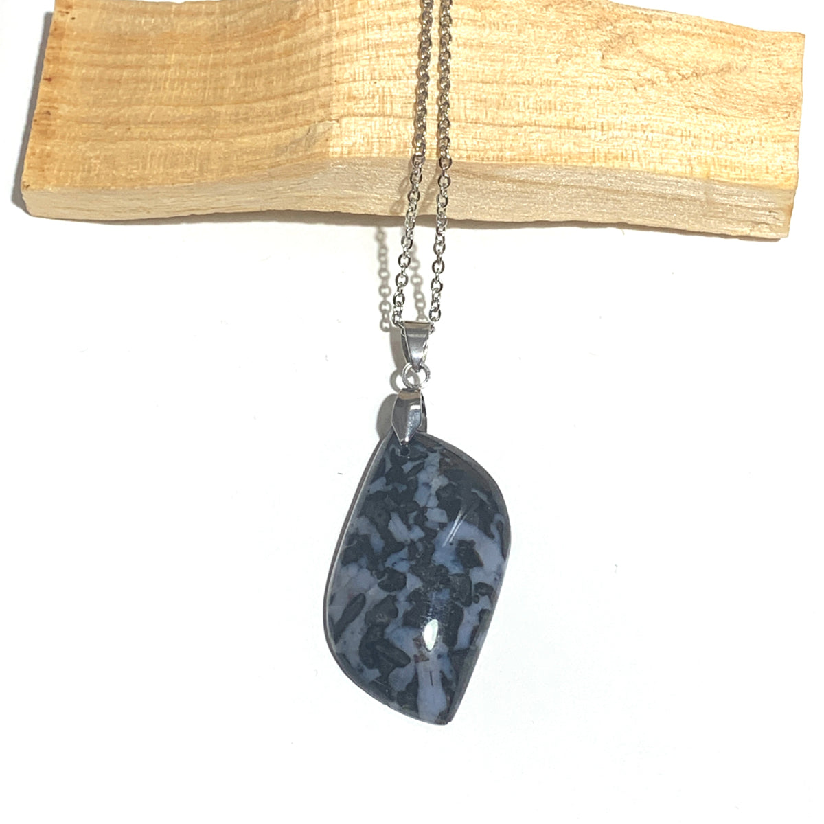 Collier en acier inoxydable avec pendentif en gabbro, une pierre d'ancrage et de protection énergétique