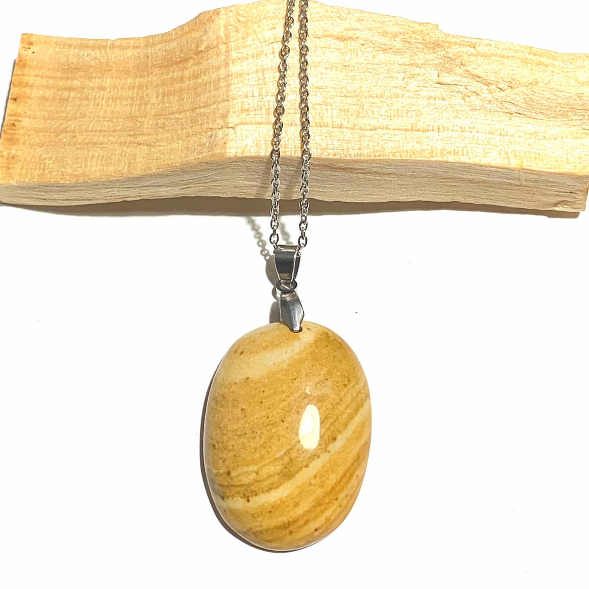 Collier en acier inoxydable avec pendentif en jaspe jaune, une pierre naturelle dorée aux vertus énergisantes et protectrices, idéale pour la confiance en soi et l’ancrage