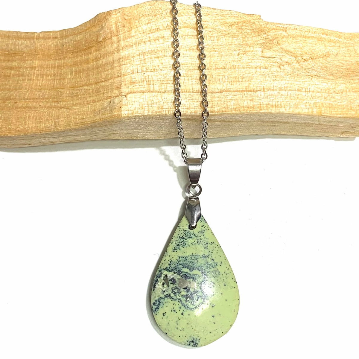 Collier en acier inoxydable avec pendentif en serpentine, pierre naturelle verte aux vertus apaisantes et équilibrantes, idéal pour l’ancrage et l’harmonie intérieure