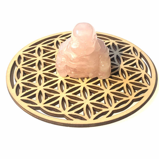 Statue de Bouddha en Quartz Rose, aux teintes douces et rosées, symbole d’amour, de sérénité et d’harmonie émotionnelle