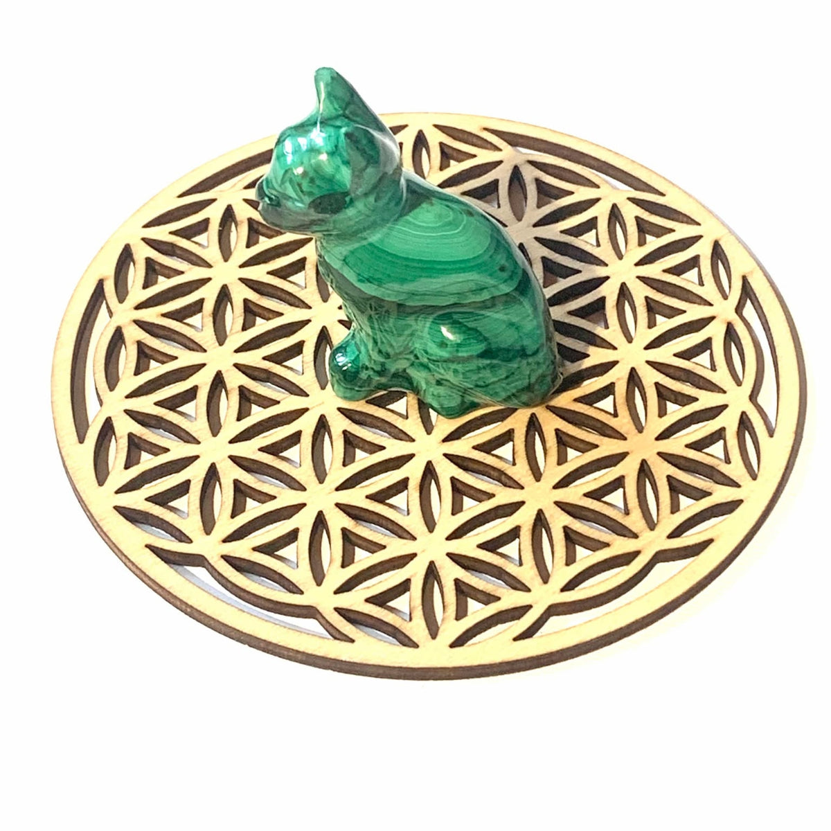 Chat en Malachite, aux motifs ondulés de vert profond, symbole de protection, d’intuition et de transformation intérieure