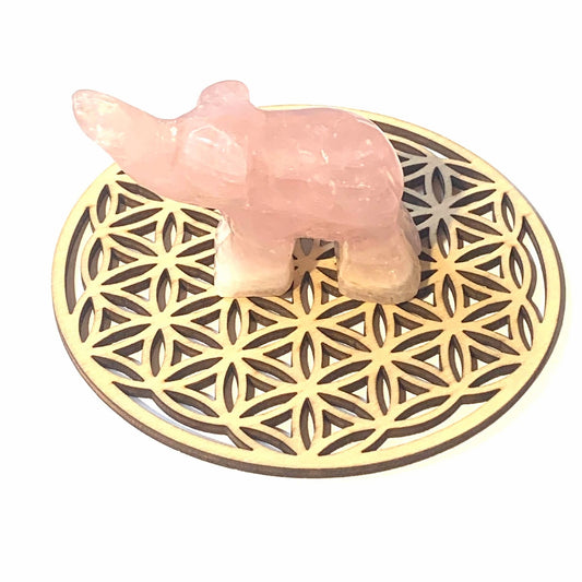 Éléphant en Quartz Rose, aux teintes douces et translucides, symbole d’amour, d’apaisement et d’harmonie intérieure