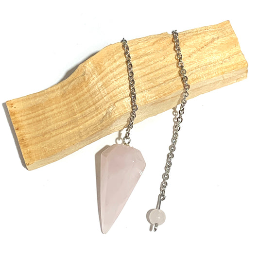 Pendule divinatoire prisme en quartz rose avec chaîne argentée, une pierre d'amour et de guérison pour des réponses claires et apaisantes