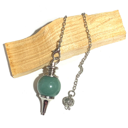 Pendule divinatoire boule en aventurine verte avec chaîne argentée, pour guider votre intuition et apporter équilibre et prospérité